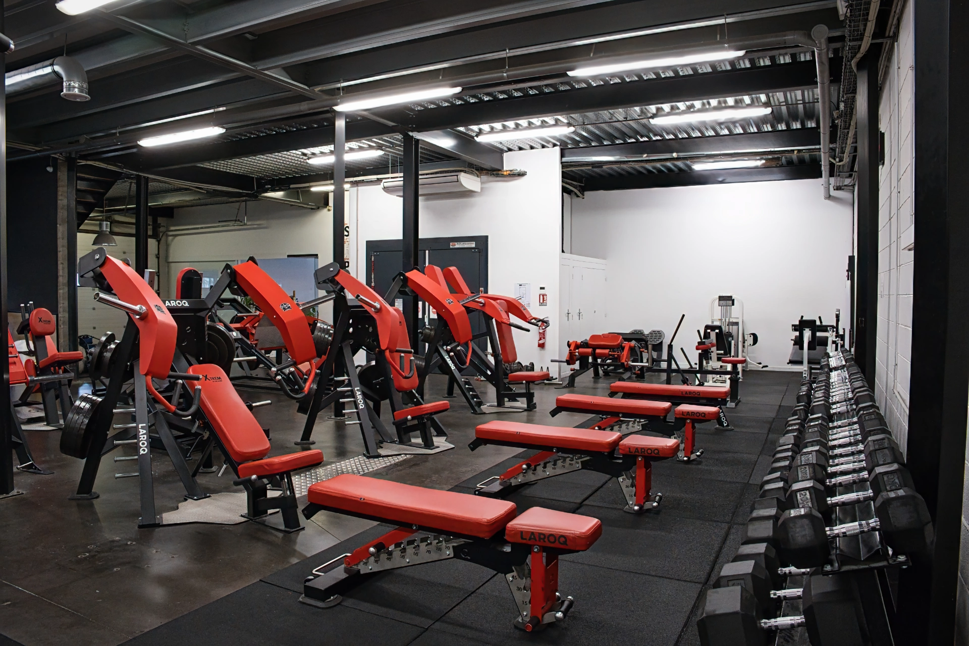 Salle de musculation à Grenoble avec bancs libres et haltères