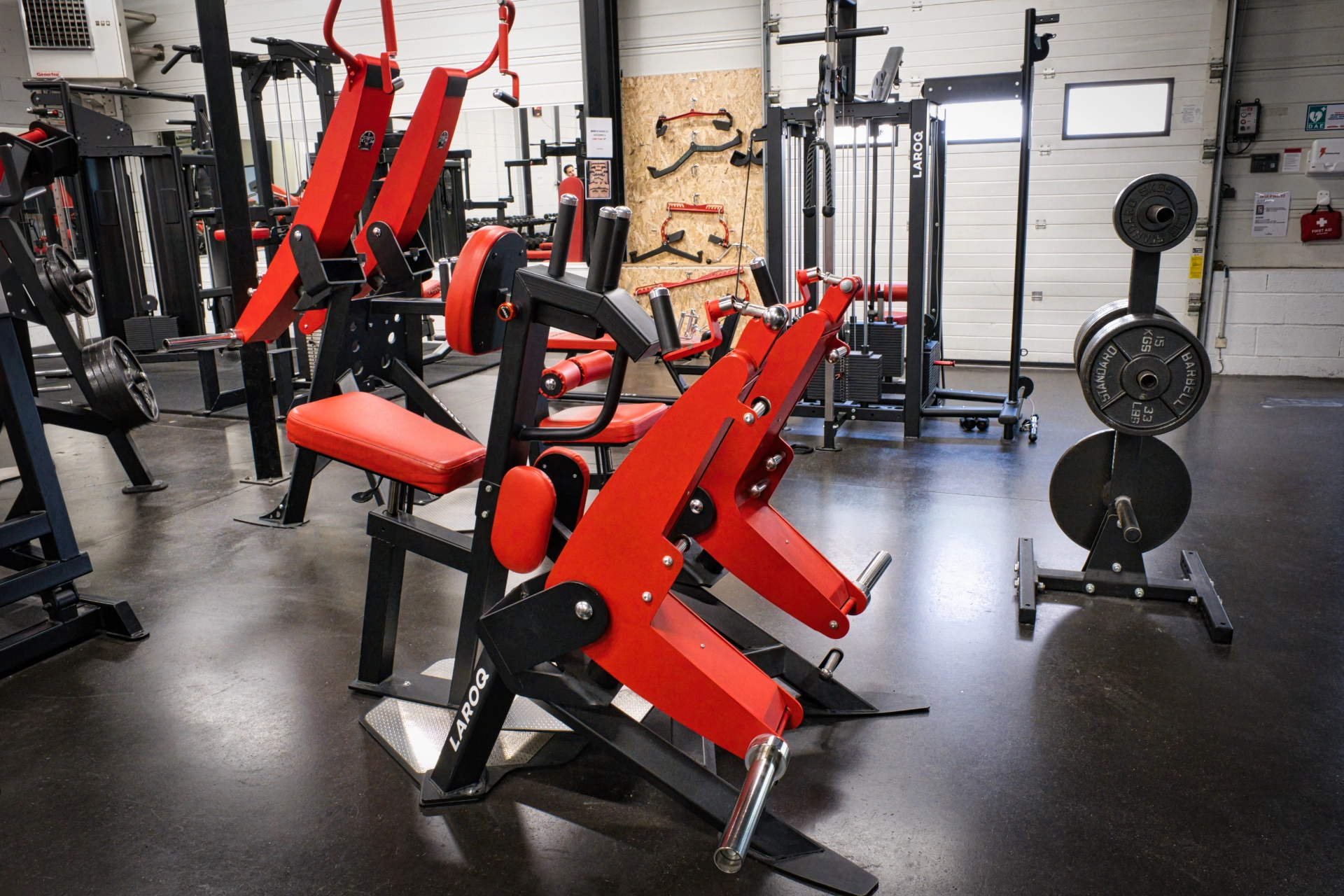 Salle de musculation à Grenoble avec machine guidée pour le tirage dos horizontal