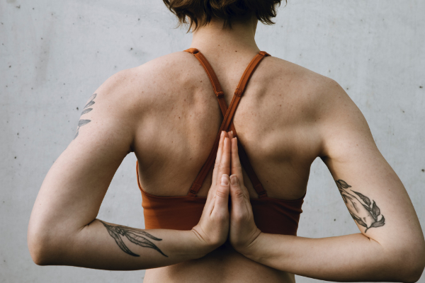 Échauffement et mobilité en début de cours de Yoga à Barbell Union