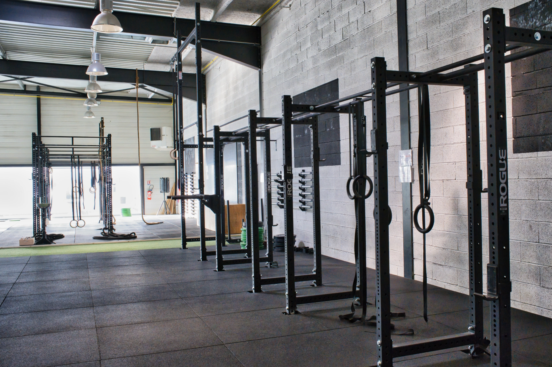 Crosstraining avec cages dans la salle de sport Barbell Union à Grenoble