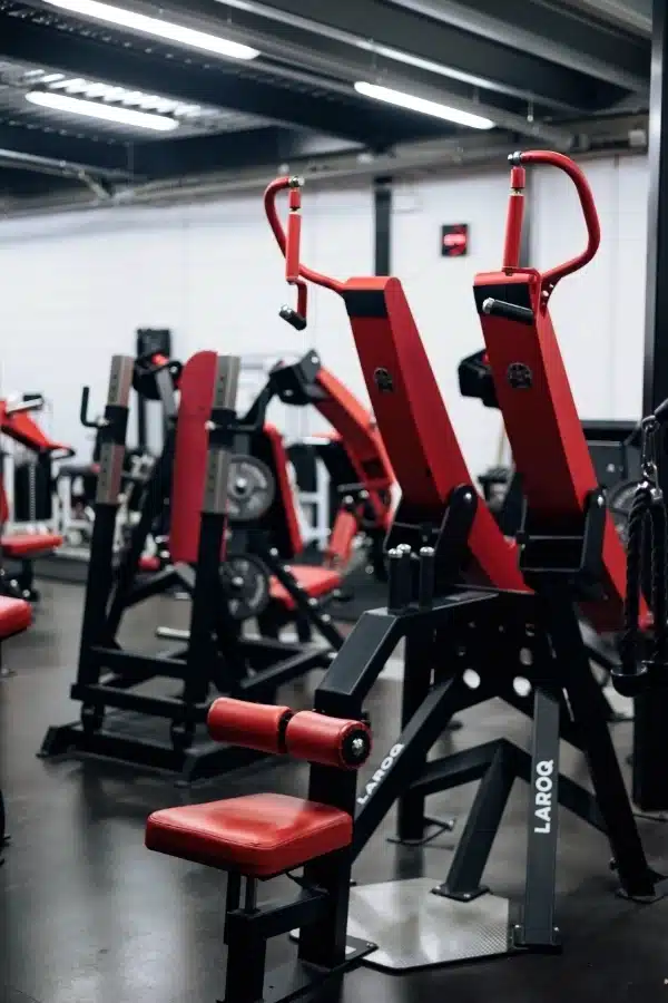 Salle de musculation à Grenoble avec machine guidée pour le tirage dos vertical