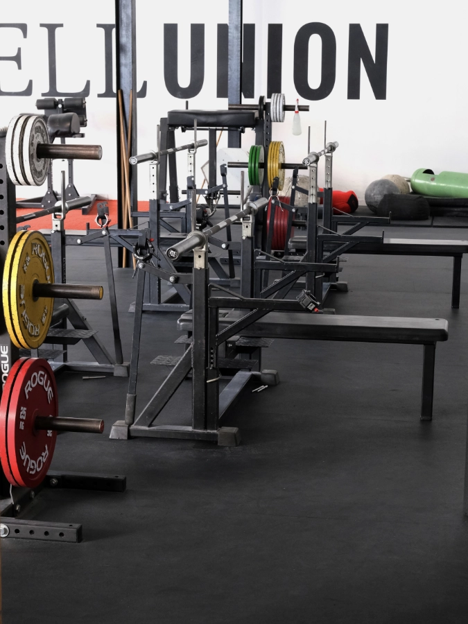 Espace force et développé couché à la salle de sport de Grenoble Barbell Union